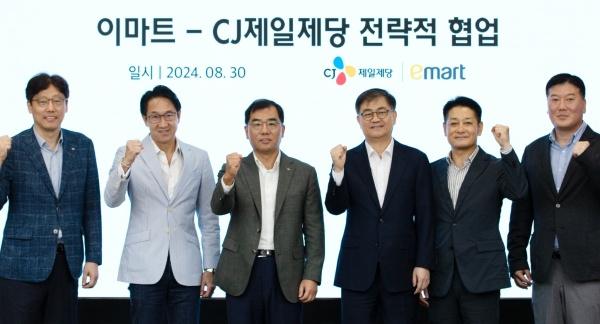 (왼쪽부터 순서대로) 김상익 CJ제일제당 식품한국총괄, 박민석 CJ제일제당 식품사업부문 대표, 강신호 CJ제일제당 부회장, 한채양 이마트 대표이사, 황운기 이마트 상품본부장, 이형순 이마트 HomeMeal 담당이 기념사진을 찍는 모습. /사진=각사