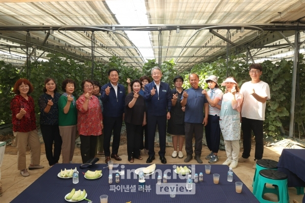 경북 경주 멜론 생육동향 점검 / 사진=농협중앙회