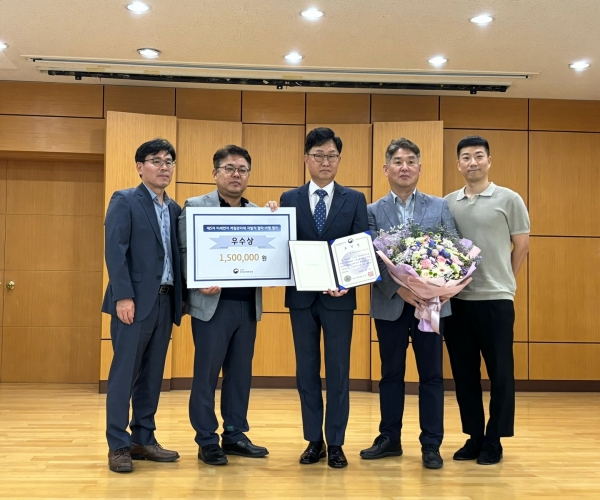 (사진 왼쪽부터) 두번째 김동구 한강유역환경청장, 세번째 김길정 한국지역난방공사 판교지사장./사진=한국지역난방공사