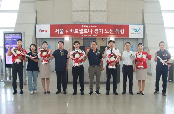 정홍근 티웨이항공 대표이사(좌측에서 여섯번째), 신동익 인천국제공항공사 허브화전략처장(우측에서 세번째), 박인섭 티웨이항공 객실본부장(좌측에서 두번째), 황영조 티웨이항공 운송담당상무(좌측에서 네번째), 조병태 티웨이항공 인천공항지점장(우측에서 첫번째) 등이 기념사진 촬영을 하고 있다. /사진=티웨이항공