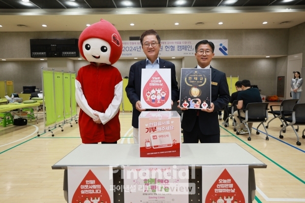 (왼쪽부터) 헌혈 인형, 강석훈 산업은행 회장, 헌혈왕(200회) 한태규 직원./사진=산업은행