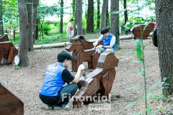 KCC와 한국미래환경협회가 KCC페인트 로얄우드를 활용하여 유아숲 체험원 보수활동을 하고 있다. / 사진=KCC