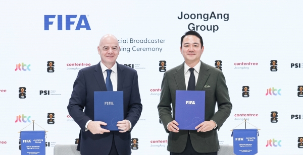 잔니 인판티노 FIFA 회장(왼쪽)과 홍정도 중앙그룹 부회장이 기념사진 촬영을 하고 있다. /사진=중앙그룹