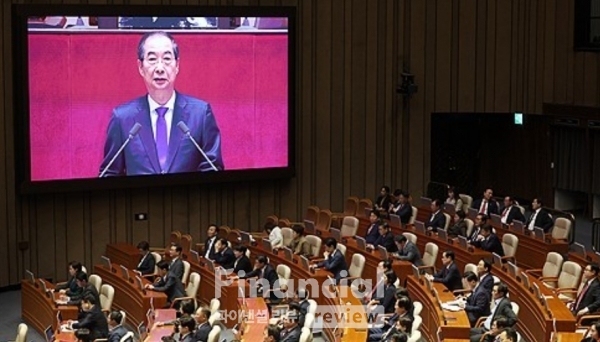 4일 한덕수 국무총리가 새해 예산안 시정연설을 대독하고 있다./사진=연합뉴스