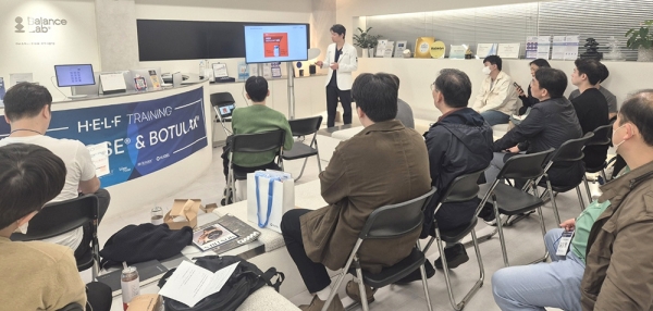 밸런스랩성형외과의원 임수성 원장이 ‘H.E.L.F. Training’에서 이론 강의를 진행하고 있다. /사진=휴젤