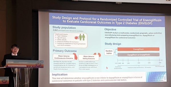 김신곤 교수가 엔블로의 심장 및 신장 결과를 평가하는 ENVELOP 연구를 소개하고 있다. /사진=대웅제약