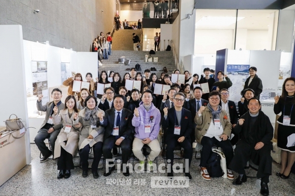 '2024 대한민국 실내건축대전' 수상자들과 관계자들이 시상식을 마치고 기념사진을 찍고 있다. / 사진=KCC글라스