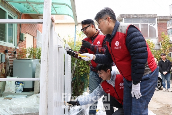 롯데건설 주영수 전략기획부문장과 임직원들이 꿈과 희망의 러브하우스 94호 봉사활동에 참여하고 있다. / 사진=롯데건설