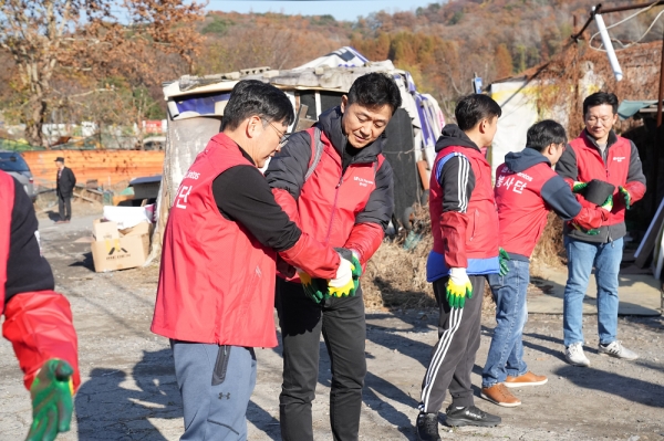 LX판토스 이용호 대표(우측에서 4번째)와 임직원들이 22일 서울강남구 개포동 구룡마을에서 사랑의 연탄 나누기 봉사활동을 진행하고 있다./사진=LX판토스