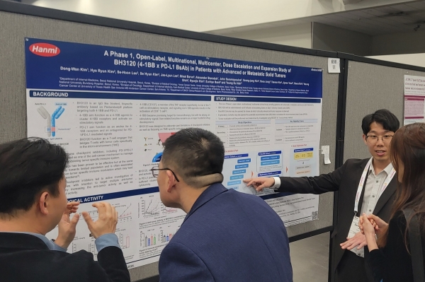 현지시간으로 지난 9일 미국 휴스턴에서 열린 면역항암학회(SITC)에서 한미약품 ONCO CS그룹 김성중 연구원(왼쪽에서 셋째)이 BH3120의 연구 성과와 임상 경과가 담긴 포스터 내용을 설명하고 있다. /사진=한미약품
