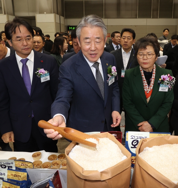 강호동 농협중앙회장(가운데)이 K-라이스페스타 전시장을 순람하고 있다./사진=농협중앙회